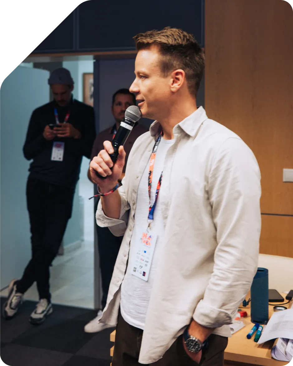 Peter Bártfai speaking at an event